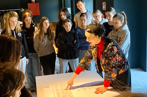 Abbildung 3: Vizebürgermeisterin Katharina Zeller zeigt die Baupläne zum neuen Mobilitätkonzepts in Meran Abbildung 3: Vizebürgermeisterin Katharina Zeller zeigt die Baupläne zum neuen Mobilitätkonzepts in Meran