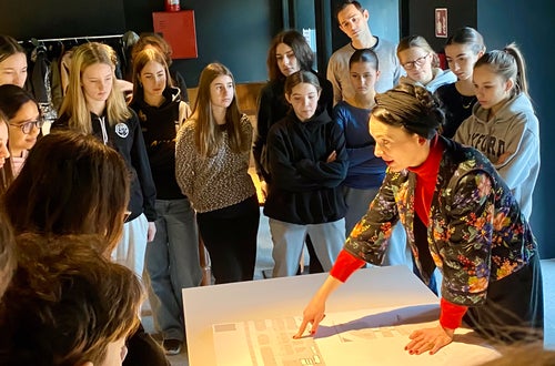 Abbildung 3: Vizebürgermeisterin Katharina Zeller zeigt die Baupläne zum neuen Mobilitätkonzepts in Meran Abbildung 3: Vizebürgermeisterin Katharina Zeller zeigt die Baupläne zum neuen Mobilitätkonzepts in Meran