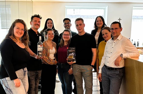 Die Kursteilnehmer*innen mit dem Referenten Stefan Haneder und den Verantwortlichen für die Berufliche Weiterbildung an der LBS Savoy Die Kursteilnehmer*innen mit dem Referenten Stefan Haneder und den Verantwortlichen für die Berufliche Weiterbildung an der LBS Savoy