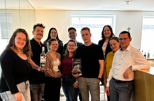 Die Kursteilnehmer*innen mit dem Referenten Stefan Haneder und den Verantwortlichen für die Berufliche Weiterbildung an der LBS Savoy Die Kursteilnehmer*innen mit dem Referenten Stefan Haneder und den Verantwortlichen für die Berufliche Weiterbildung an der LBS Savoy