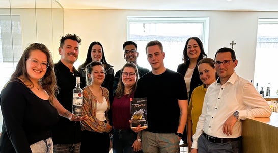 Die Kursteilnehmer*innen mit dem Referenten Stefan Haneder und den Verantwortlichen für die Berufliche Weiterbildung an der LBS Savoy Die Kursteilnehmer*innen mit dem Referenten Stefan Haneder und den Verantwortlichen für die Berufliche Weiterbildung an der LBS Savoy