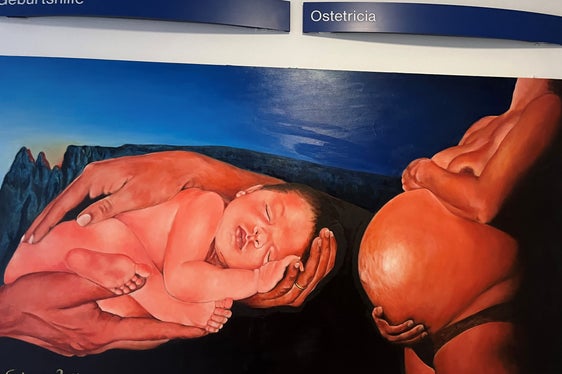 Hier geht es um Mutter und Kind: Bild im Eingangsbereich der Geburtshilfe