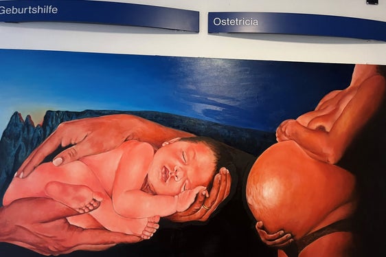 Hier geht es um Mutter und Kind: Bild im Eingangsbereich der Geburtshilfe