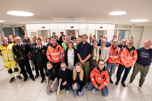 Notfallübung erfolgreich beendet-Guppenbild nach Einsatz
(Foto: Sabes\Ivo Corrà)
