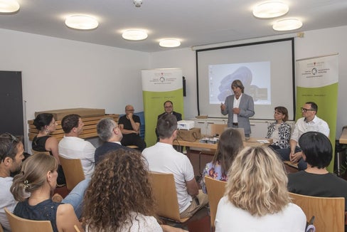 La Casa della Comunità di Bressanone è aperta già da diverse settimane; il 25 giugno l’assessore provinciale Hubert Messner ha partecipato all’inaugurazione ufficiale insieme a rappresentanti dell’Azienda sanitaria e del Dipartimento. (Foto: USP/Othmar Seehauser)