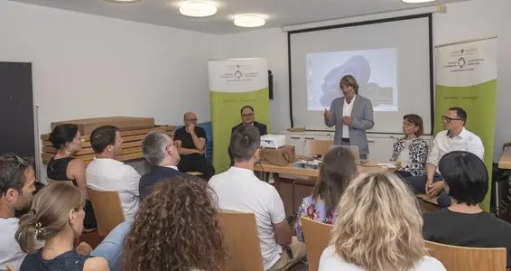 La Casa della Comunità di Bressanone è aperta già da diverse settimane; il 25 giugno l’assessore provinciale Hubert Messner ha partecipato all’inaugurazione ufficiale insieme a rappresentanti dell’Azienda sanitaria e del Dipartimento. (Foto: USP/Othmar Seehauser)