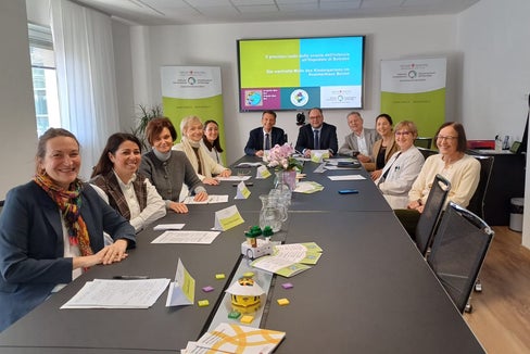 Treffen zwischen Führungskräften des Südtiroler Sanitätsbetriebes und der italienischen Schule (Foto: Sabes)