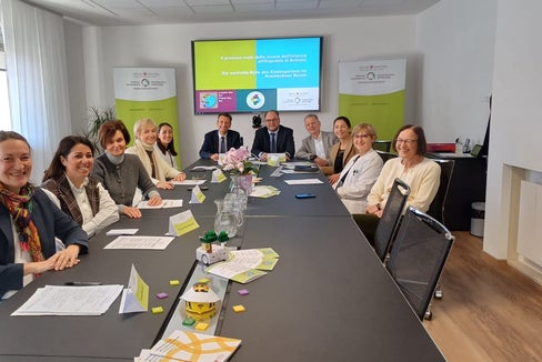 Treffen zwischen Führungskräften des Südtiroler Sanitätsbetriebes und der italienischen Schule (Foto: Sabes)