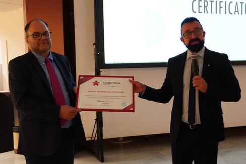 Generaldirektor Christian Kofler (li.) bei der Zertifikatsübergabe durch Alessandro Buriani von Accreditation Canada