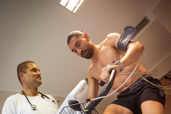 Silvio Merkaj bei der sportmedizinischen Untersuchung, (Foto: Sabes)