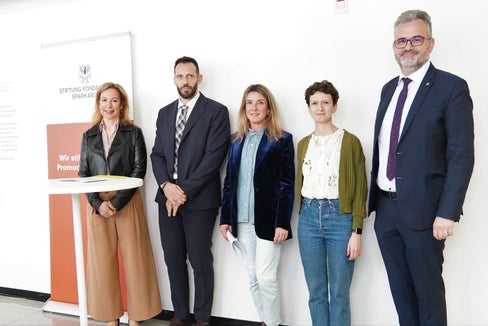 v.l.n.r.: Francesca Pasquali, Stiftung Sparkasse; Luca Armanaschi; Lisa Trockner, Südtiroler Künstlerbund; Valentina Cramerotti, Cooperativa19 und Michael Mayr, Ressort Gesundheitsvorsorge und Gesundheit;