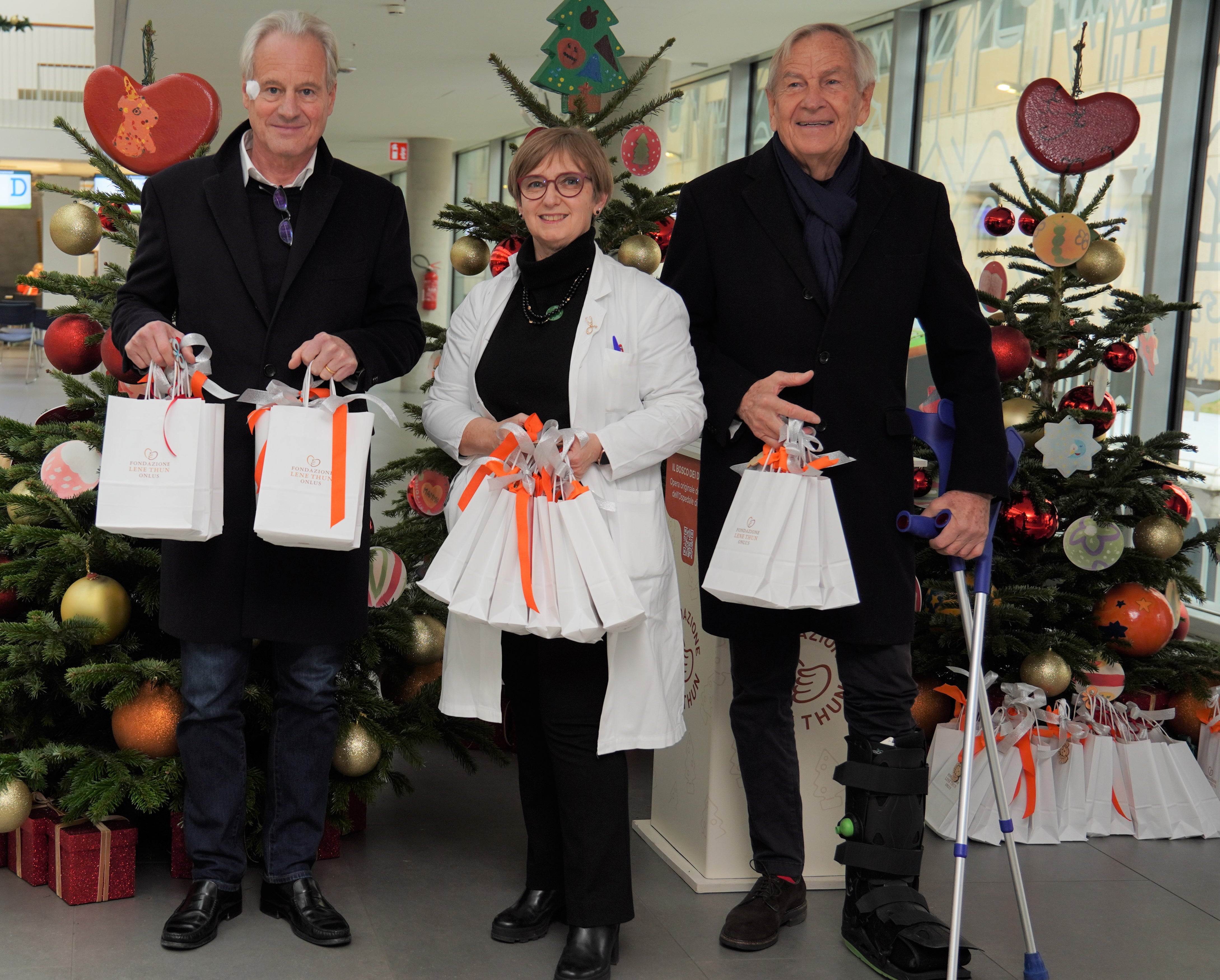 v.l.n.r.: Peter Thun, Laura Battisti und Gerhart Gostner mit den Geschenken für die Kinder