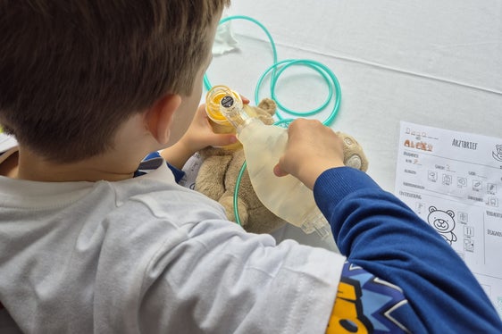 Der Teddy wird untersucht.