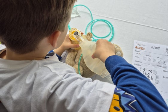 Der Teddy wird untersucht.