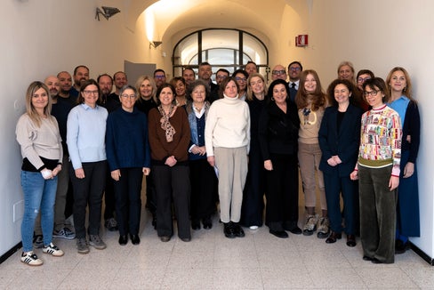 Die Absolventinnen und Absolventen der Managementausbildung im Gesundheitswesen bei der gemeinsamen Diplomverleihung an der Freien Universität Bozen. (Foto: Freie Universität Bozen)