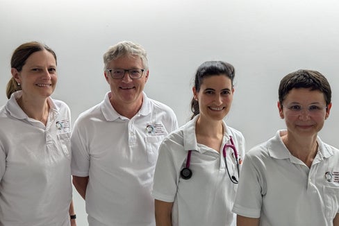 Il team dell’Ambulatorio diabetologico con il primario: da sinistra la Dott.ssa Julia Engl, il Dott. Othmar Bernhart, la Dott.ssa Judith Larcher, la Dott.ssa Angelika Mayrl. Foto Sabes