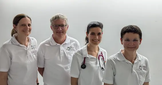 Das Team der Diabetes-Ambulanz mit dem Primar: von links Dr.in Julia Engl, Dr. Othmar Bernhart, Dr.in Judith Larcher, Dr.in Angelika Mayrl. Foto Sabes