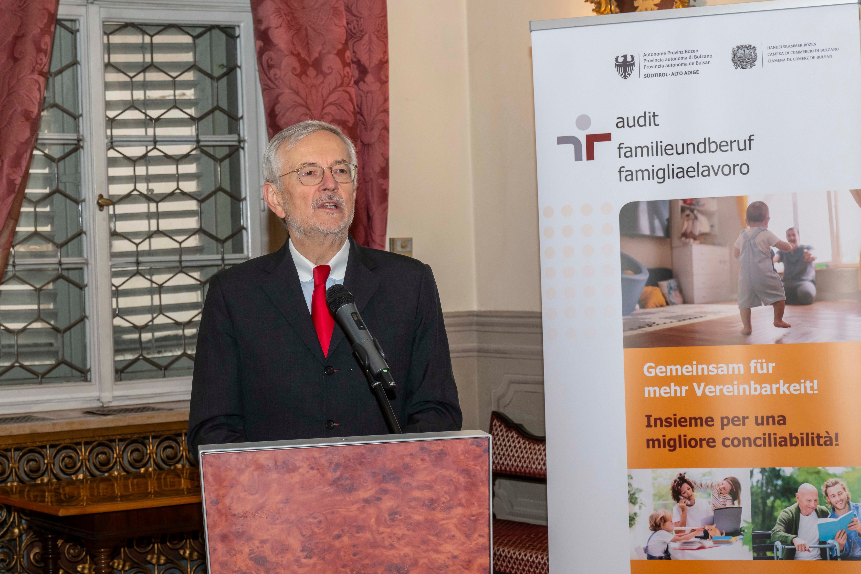 Arbeitgeber, die sich mithilfe des audit familieundberuf auf diesem Weg begleiten lassen, übernehmen eine wichtige Rolle als Impulsgeber und Vorbilder“, ist Handelskammer-Präsident Michl Ebner überzeugt. (Foto: Handelskammer Bozen/Othmar Seehauser)