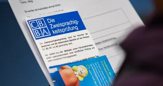 Der Südtiroler Sanitätsbetrieb investiere seit Jahren gezielt in die Sprachförderung seiner Mitarbeitenden und schaffe vielfältige Möglichkeiten, die zweite Sprache zu erlernen und die entsprechenden Sprachzertifikate auf rechtmäßigem Weg zu erwerben, betont das Ressort für Gesundheitsvorsorge und Gesundheit. (Foto: LPA/Greta Stuefer)