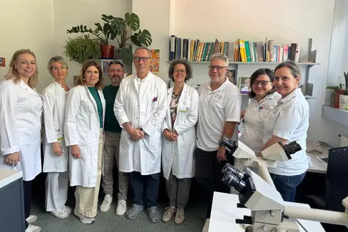 Le citologhe ed i citologi del Servizio con la Primaria Dott.ssa Esther Hanspeter ed il Patologo Dott. Giovanni Negri (d.s.a.d.: Bettina Rigo, Daniela Secolo, Fabiana Nones, Marco Coati, Dott. Giovanni Negri, Primaria Dott.ssa Esther Hanspeter, Armin Kasal, Elena Macciocu, Gessica Gerra. Manca la Patologa Dott.ssa Emma Bragantini) (Foto: Esther Hanspeter)