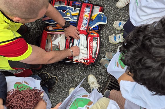 Die Kinder zu Besuch beim Weissen Kreuz.