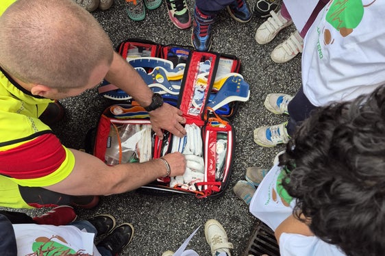 Die Kinder zu Besuch beim Weissen Kreuz.