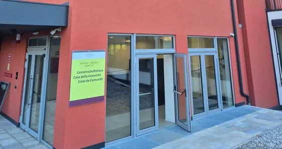 La nuova Casa della Comunità di Brunico apre le porte ai pazienti oggi, mercoledì 28 ottobre. È operativa 24 ore su 24 e offre numerosi servizi di assistenza e prevenzione, oltre a un ambulatorio per piccole urgenze. L’inaugurazione ufficiale della Casa della Comunità, che svolge un ruolo centrale nell’assistenza sanitaria territoriale nel Comprensorio sanitario di Brunico, avrà luogo il 23 novembre. (Foto: USP/Comprensorio sanitario di Brunico)