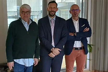 Start für die KI-Offensive im Südtiroler Sanitätsbetrieb, v.l. Stefan Gasslitter, Luca Armanaschi, Alessio Trazzi (Foto: Sabes)