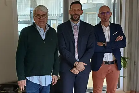 Start für die KI-Offensive im Südtiroler Sanitätsbetrieb, v.l. Stefan Gasslitter, Luca Armanaschi, Alessio Trazzi (Foto: Sabes)