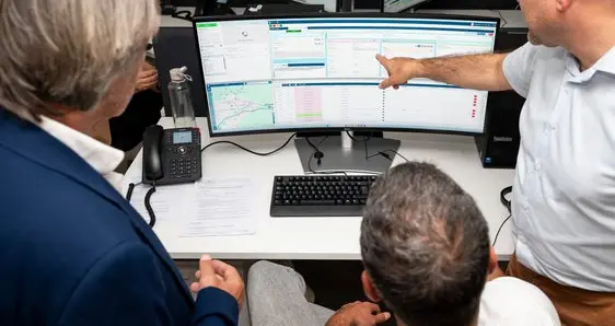 Gesundheitslandesrat Hubert Messner (links) und Koordinator Alessio Zancanaro (rechts) bei einer Besprechung in der Leitstelle der Hotline 116117. (Foto: LPA/Fabio Brucculeri)
