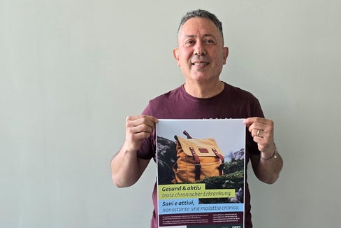 Luigi Sciurti (63) mit einem Plakat von Evviva