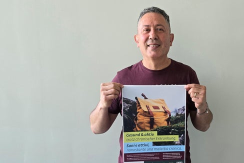 Luigi Sciurti, 63 anni, con il poster di Evviva