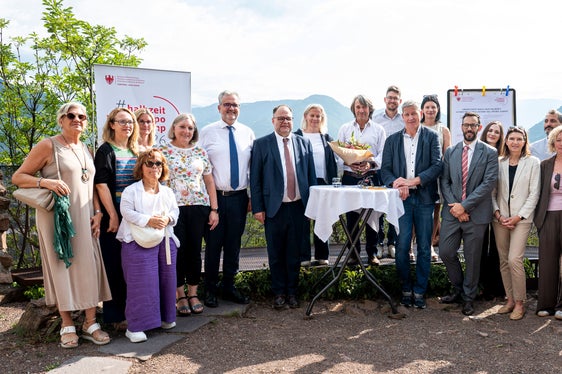 “Nessun sistema sanitario può funzionare senza il lavoro e la motivazione del proprio personale”, ha sottolineato Messner (nella foto assieme ad alcuni collaboratori e collaboratrici del Dipartimento e dell'Azienda Sanitaria dell'Alto Adige, ringraziando tutti coloro che ogni giorno si impegnano per la salute della comunità altoatesina. (Foto: USP/Fabio Brucculeri)