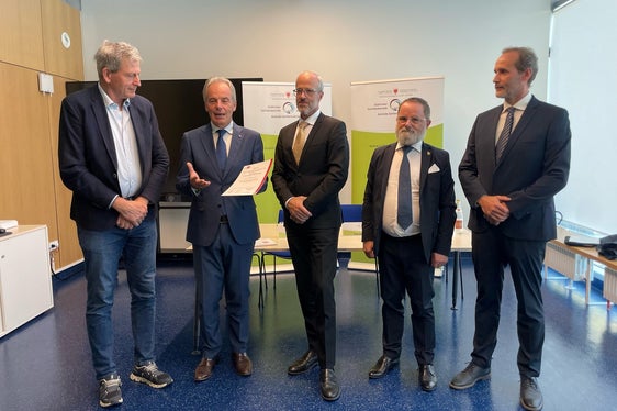 Bei der Überreichung der Risk-Management-Zertifizierung „Phoenix 5.0“: Josef Widmann, Carlo Perini, Florian Zerzer, Stefano Mezzopera, Oliver Neeb (v.l.)