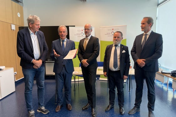 Bei der Überreichung der Risk-Management-Zertifizierung „Phoenix 5.0“: Josef Widmann, Carlo Perini, Florian Zerzer, Stefano Mezzopera, Oliver Neeb (v.l.)