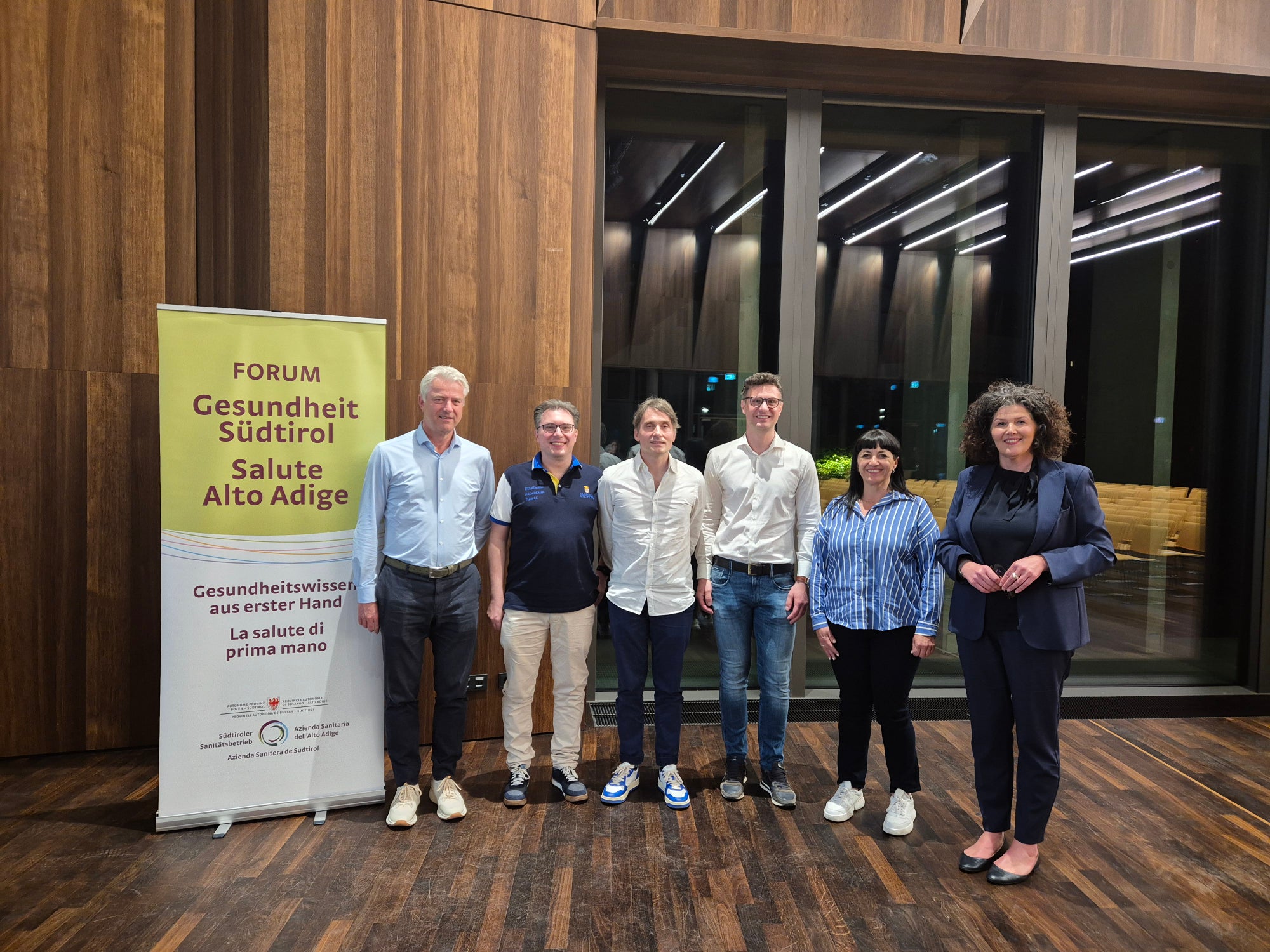 Von links nach rechts: Guido Schumacher (Primar Chirurgie Brixen), Ivan Ursic, Jerin Agaj, Daniel Zipponi, eine Patientin und Moderatorin Sabina Frei