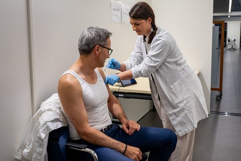 Ein Aufklärungsgespräch, zwei kleine Piecks, zwei Pflaster und schon ist die Impfung vorbei: Landeshauptmann Arno Kompatscher will mit seiner Impfung ein sichtbares Zeichen setzen für Verantwortung, Gesundheit und Gemeinschaft. Darauf baut auch die diesjährige Impfaktion gegen Grippe und Corona. (Foto: LPA/Greta Stuefer)