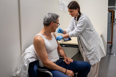 Una breve spiegazione, due piccole punture, due cerotti e la vaccinazione è finita: il presidente della Provincia Arno Kompatscher si vaccina per lanciare un segnale tangibile di responsabilità, salute e comunità. La campagna di vaccinazione di quest'anno contro l'influenza e il Coronavirus si basa anche su questo. (Foto: USP/Greta Stuefer)