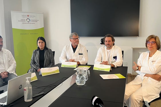 v.l.n.r.: Vize-Sanitätsdirektor Pierpaolo Bertoli, Bezirksdirektorin Irene Pechlaner, Primar Martin Steinkasserer, Primar Alex Staffler und Fachärztin Federica Verdi