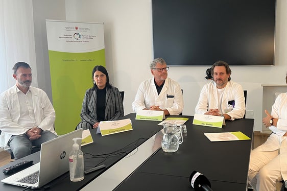 v.l.n.r.: Vize-Sanitätsdirektor Pierpaolo Bertoli, Bezirksdirektorin Irene Pechlaner, Primar Martin Steinkasserer, Primar Alex Staffler und Fachärztin Federica Verdi