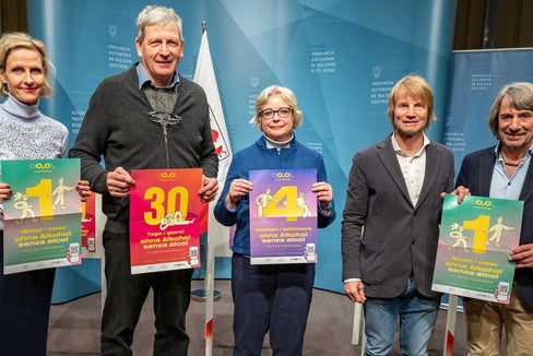 Kampagne vorgestellt (von links): die Leiterin des Gustelier & Gastro im HGV Bettina Schmid, Sanitätsdirektor Josef Widmann, die geschäftsführende Primaria des Dienstes für Abhängigkeitserkrankungen Bettina Meraner, der Direktor des Forum Prävention Peter Koler, Gesundheitslandesrat Hubert Messner (Foto: LPA/Greta Stuefer)