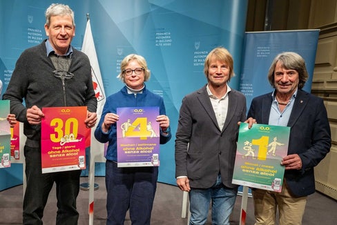 Kampagne vorgestellt (von links): die Leiterin des Gustelier & Gastro im HGV Bettina Schmid, Sanitätsdirektor Josef Widmann, die geschäftsführende Primaria des Dienstes für Abhängigkeitserkrankungen Bettina Meraner, der Direktor des Forum Prävention Peter Koler, Gesundheitslandesrat Hubert Messner (Foto: LPA/Greta Stuefer)
