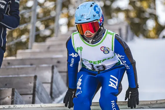 Niklas beim Skispringen, Foto Werner Dejori