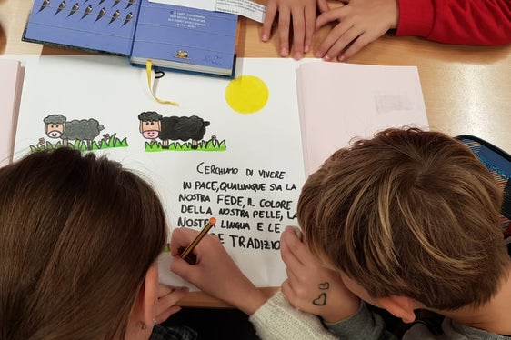 Die Kinder beim Malen