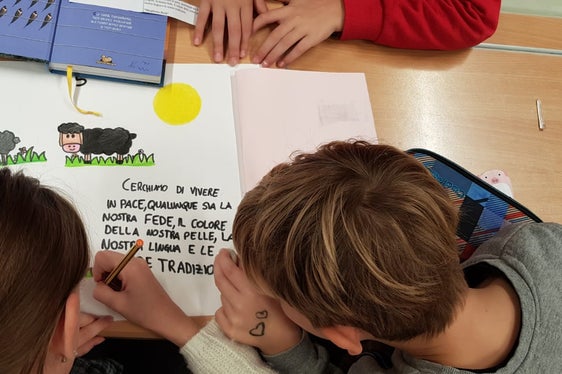 Die Kinder beim Malen