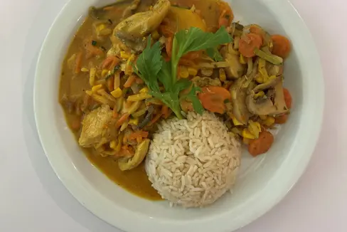 Reispfanne mit Truthahnstreifen