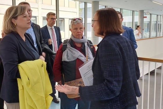 Die Ärztlichen Direktorin Monica Zaebisch führte die Gäste durch das Krankenhaus Bozen