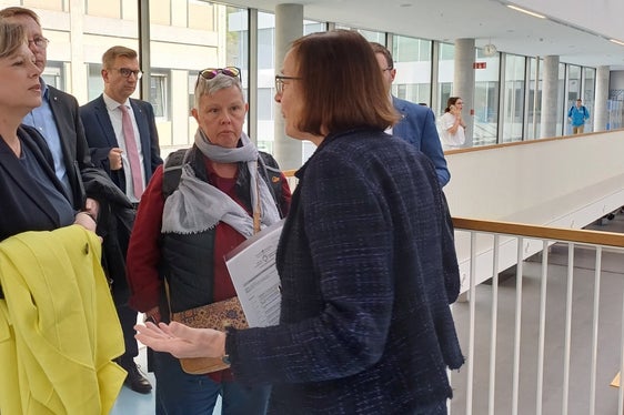 Die Ärztlichen Direktorin Monica Zaebisch führte die Gäste durch das Krankenhaus Bozen