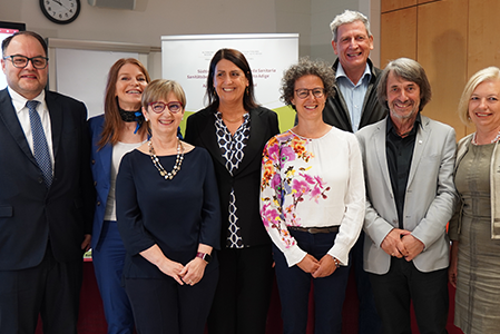 v.l.n.r.: Generaldirektor Christian Kofler, Primarin Barbara Avesani, Primarin Laura Battisti, Bezirksdirektorin Irene Pechlaner, Primarin Esther Hanspeter, Sanitätsdirektor Josef Widmann, Landesrat Hubert Messner sowie Primarin Nadia Oberhofer