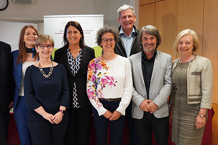 v.l.n.r.: Generaldirektor Christian Kofler, Primarin Barbara Avesani, Primarin Laura Battisti, Bezirksdirektorin Irene Pechlaner, Primarin Esther Hanspeter, Sanitätsdirektor Josef Widmann, Landesrat Hubert Messner sowie Primarin Nadia Oberhofer